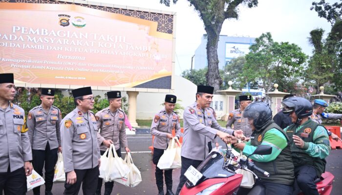 Kapolda Jambi Bersama Bhayangkari, OKP dan Ormas Bagikan Takjil kepada Masyarakat dan Ojek Online