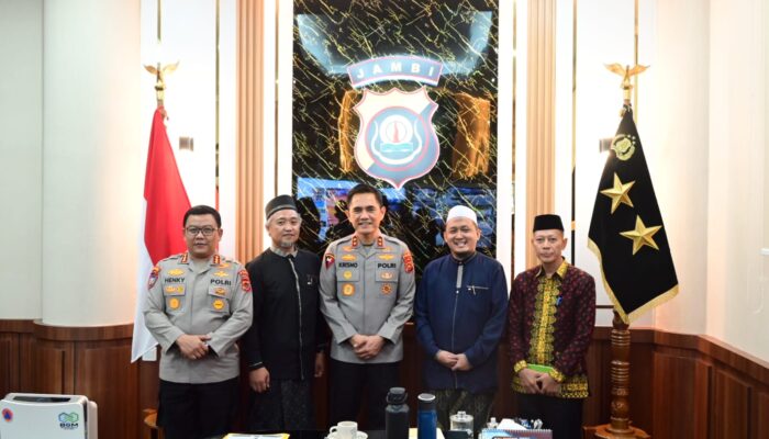 Kapolda Jambi Perkuat Sinergi dengan Tokoh Agama melalui Silaturahmi Bersama Pimpinan Ponpes Darul Arifin