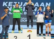 Lifter angkat besi putri Jambi Juliana Klarisa berhasil meraih tiga medali emas