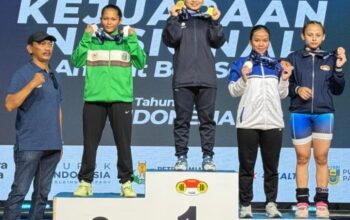 Lifter angkat besi putri Jambi Juliana Klarisa berhasil meraih tiga medali emas