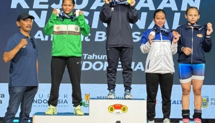 Lifter angkat besi putri Jambi Juliana Klarisa berhasil meraih tiga medali emas