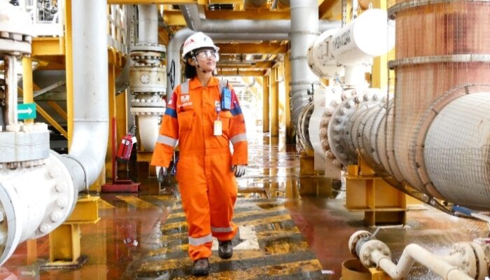 Perempuan di Garda Depan Energi Nasional: Kisah Tangguh dari Laut dan Daratan