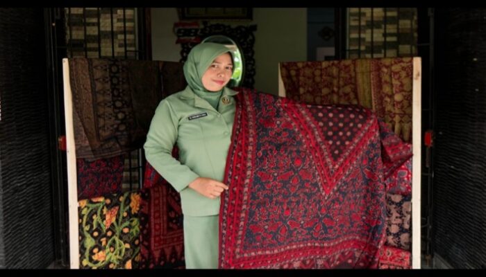 Peran Persit Menginspirasi: Ibu Ruslaini Fadli Ubah Hobi Membatik Jadi Sumber Cuan