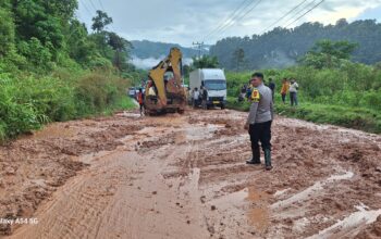 Longsor Tutupi Jalan Lintas Kerinci–Bangko, Polda Jambi Imbau Masyarakat Waspada Longsor Susulan