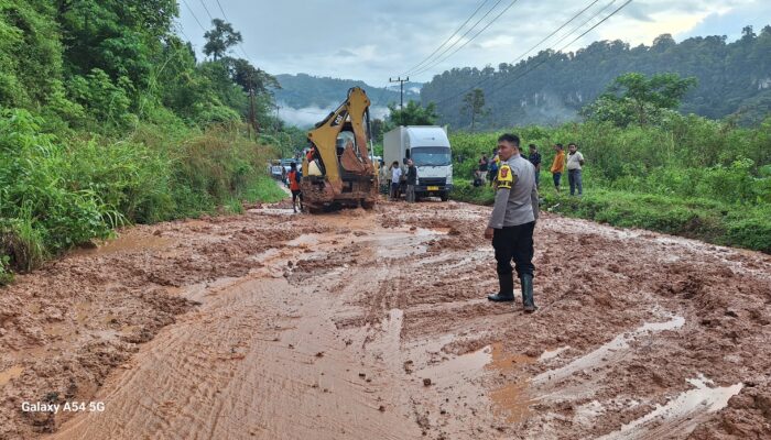 Longsor Tutupi Jalan Lintas Kerinci–Bangko, Polda Jambi Imbau Masyarakat Waspada Longsor Susulan