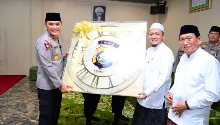 Kapolda Jambi Jalin Silaturahmi dengan Pondok Pesantren Darul Arifin, Tekankan Pendidikan Disiplin dan Pemanfaatan Teknologi Secara Positif