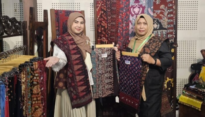 Batik Jambi Karya Ny. Ruslaini Fadli Menyapa Panggung Nasional di Persit Bisa 2