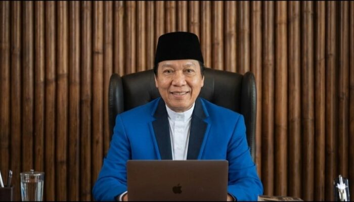 GURU DI TENGAH KRISIS PENDIDIKAN DIGITAL DAN MASA DEPAN INDONESIA EMAS 2045