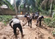 Satbrimob Polda Jambi Sigap Bantu Warga Terdampak Banjir di Sarolangun