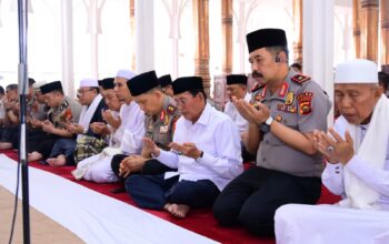 Kapolda Jambi Sholat Dzuhur di Masjid Agung Al-Falah, Sampaikan Pesan Kamtibmas dan Ajak Masyarakat Bersinergi