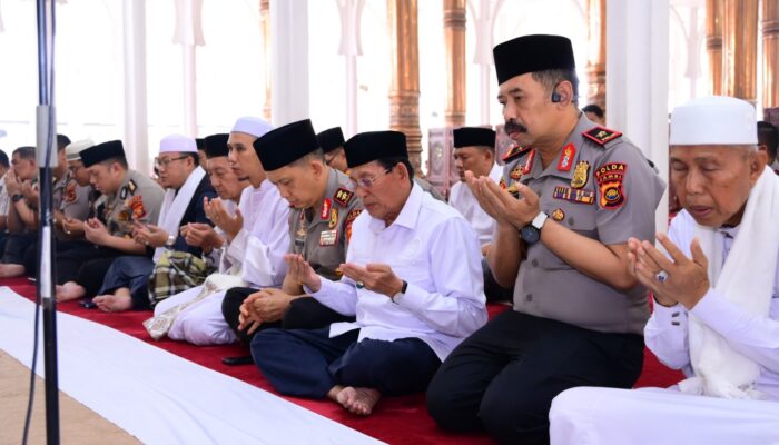 Kapolda Jambi Sholat Dzuhur di Masjid Agung Al-Falah, Sampaikan Pesan Kamtibmas dan Ajak Masyarakat Bersinergi